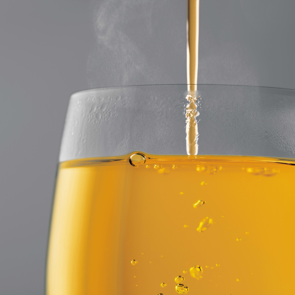 Glas mit aufgebr&uuml;hter Avoury The Tropical Fr&uuml;chtetee-Infusion