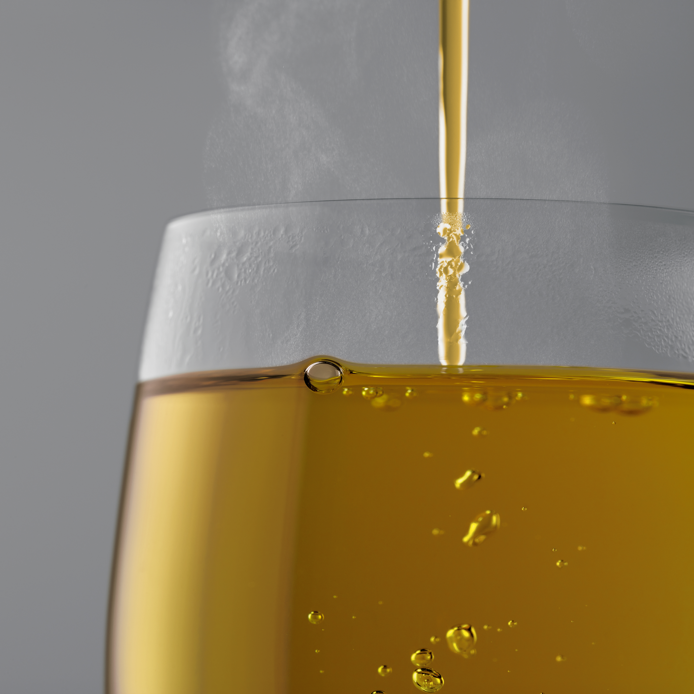Glas mit aufgebr&uuml;hter Avoury Boosting Ginger Kr&auml;utertee-Infusion