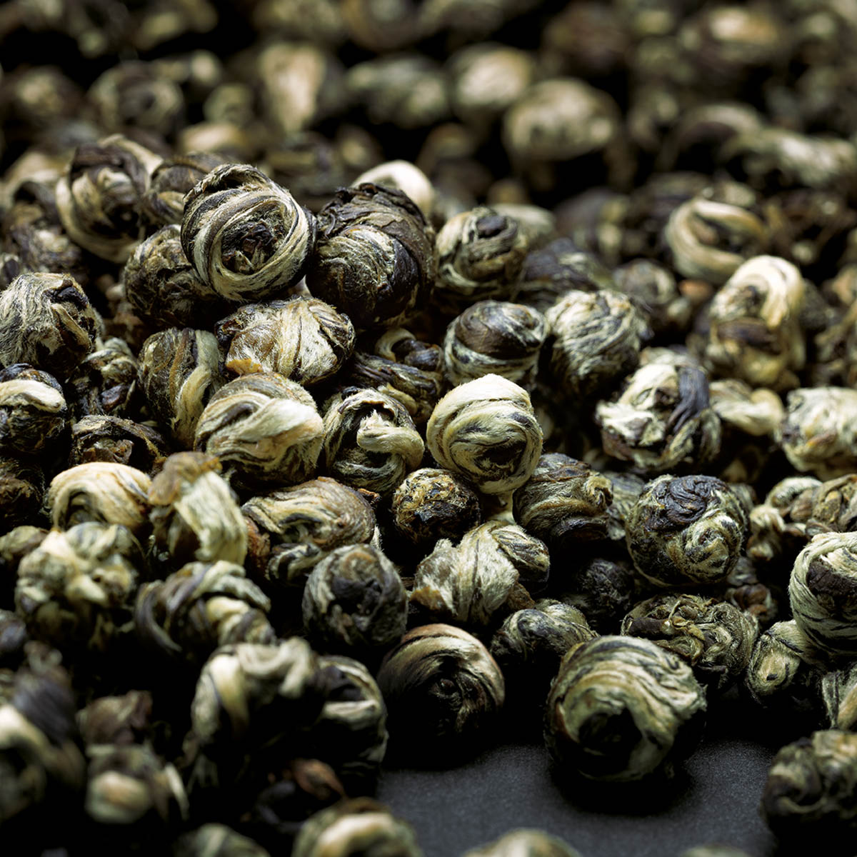 Nahaufnahme von losem Avoury Pearls of Jasmine Gr&uuml;ntee