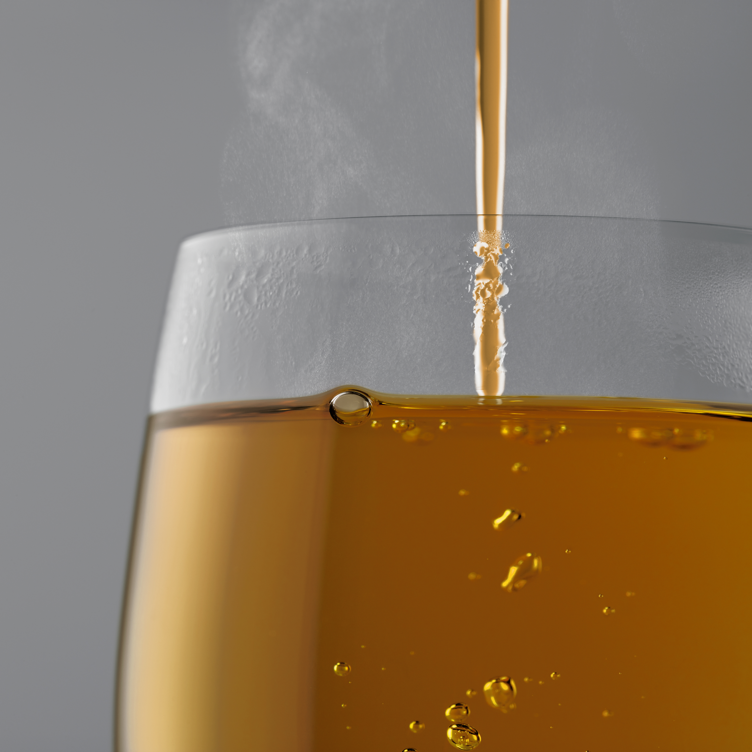 Glas mit aufgebr&uuml;hter Avoury Detoxing Nettle Kr&auml;utertee-Infusion